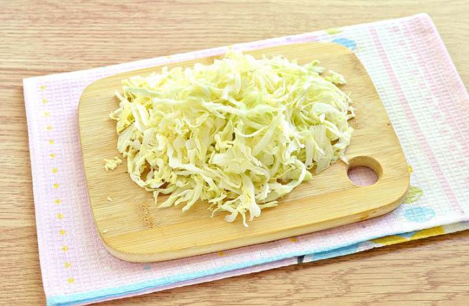 Грибний салат з капустою та квасолею