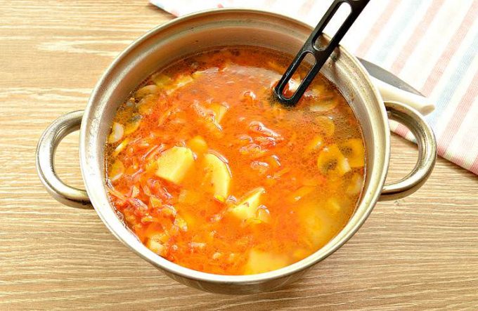 Грибний суп з картоплею та овочами