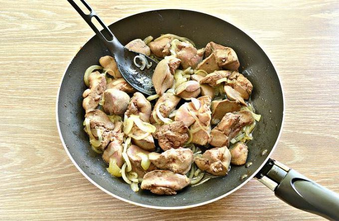 Гуляш із курячої печінки