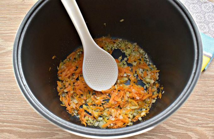 Гуляш із курки в мультиварці