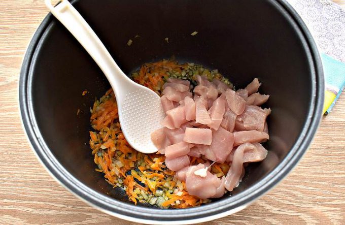 Гуляш із курки в мультиварці