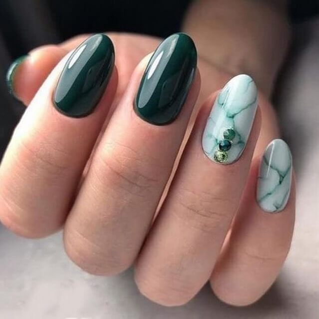 Смарагдовий манікюр 2023: актуальні ідеї дизайну та поєднання кольорів