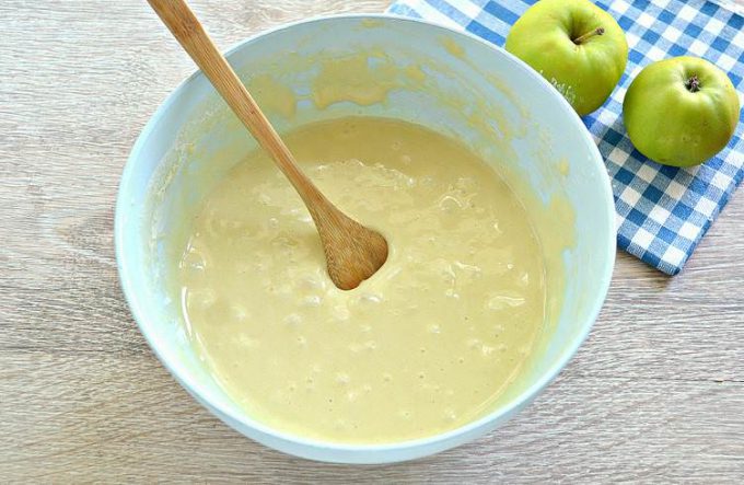 Яблучна шарлотка на згущеному молоці