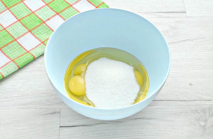 Яблучна шарлотка в духовці
