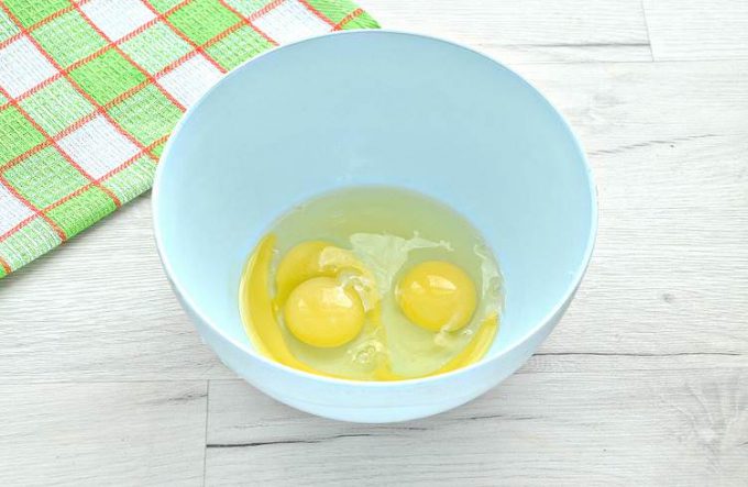 Яблучна шарлотка в духовці