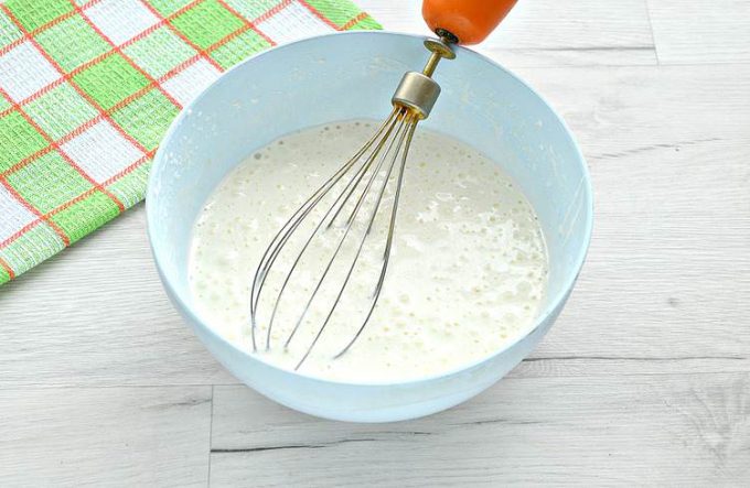 Яблучна шарлотка в духовці