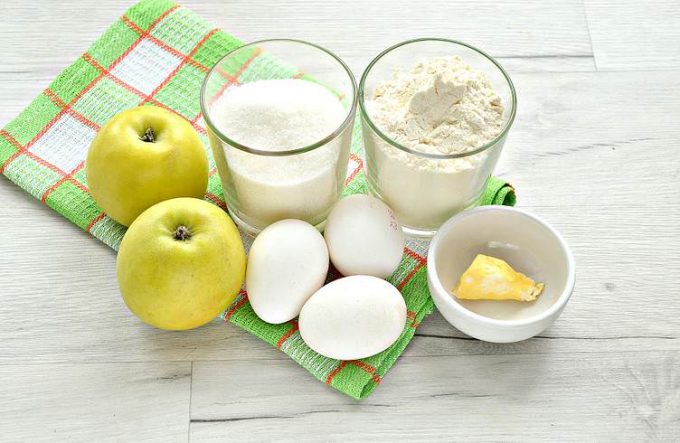 Яблучна шарлотка в духовці