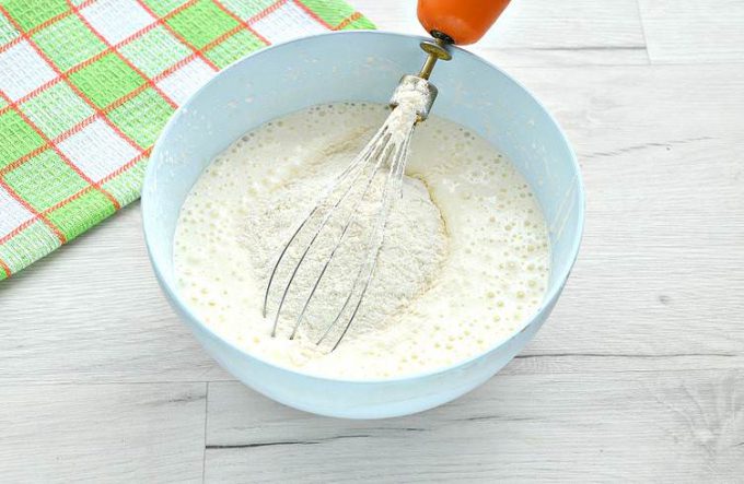 Яблучна шарлотка в духовці