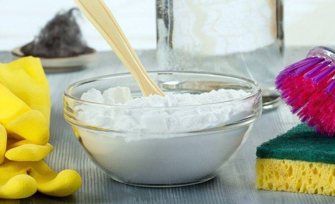 Як почистити диван в домашніх умовах від бруду і плям