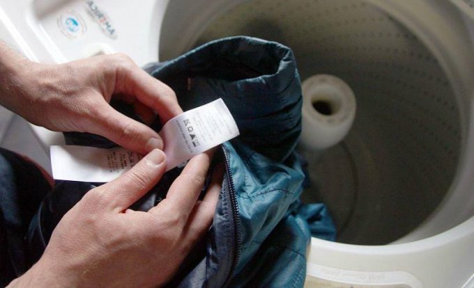 Як прати куртку в пральній машині і вручну правильно
