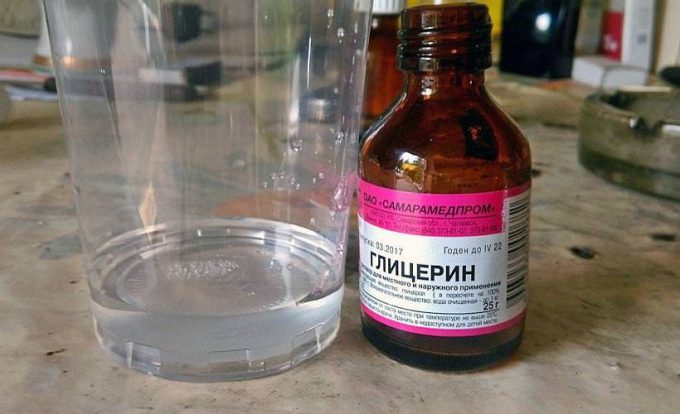Як відіпрати кави самостійно від одягу, килима або меблів
