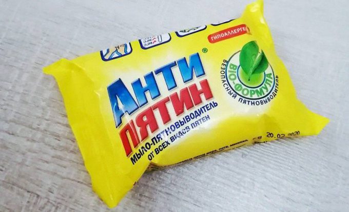 Як відіпрати тональний крем з одягу: блузки, куртки, джинсів