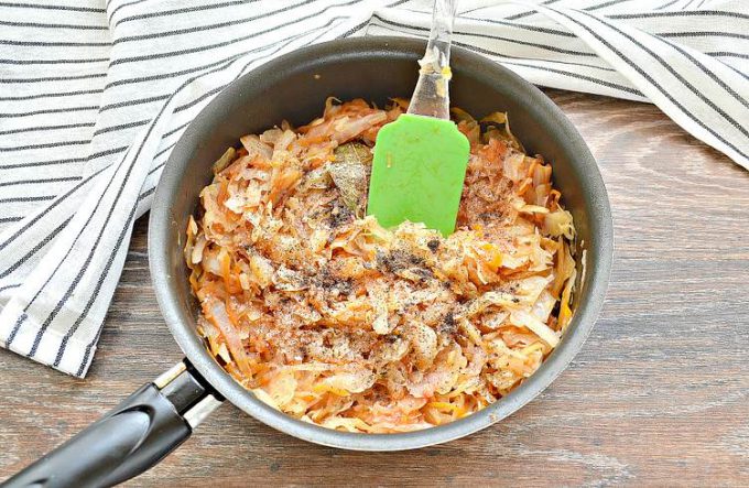 Капуста тушкована на сковороді без мяса