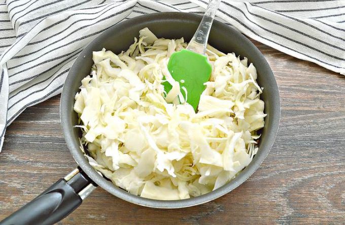 Капуста тушкована на сковороді без мяса
