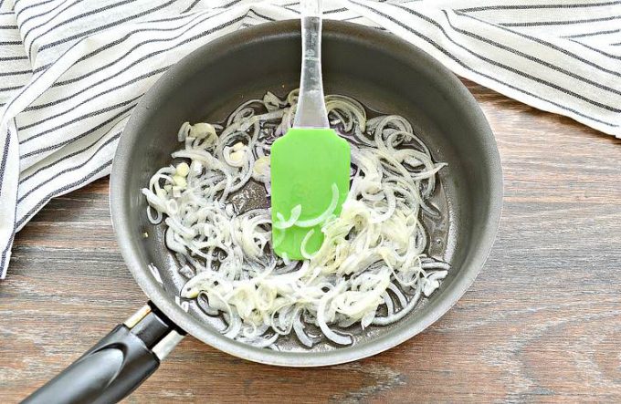 Капуста тушкована на сковороді без мяса