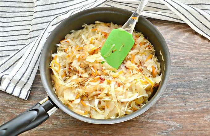 Капуста тушкована на сковороді без мяса