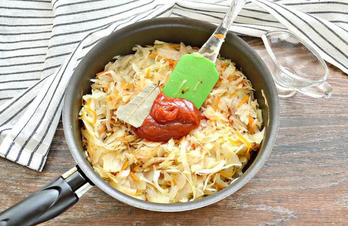Капуста тушкована на сковороді без мяса