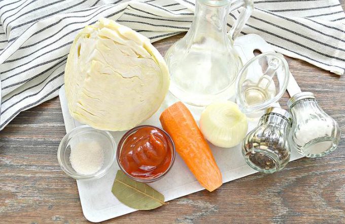 Капуста тушкована на сковороді без мяса