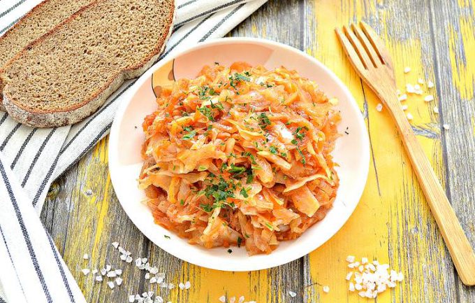 Капуста тушкована на сковороді без мяса