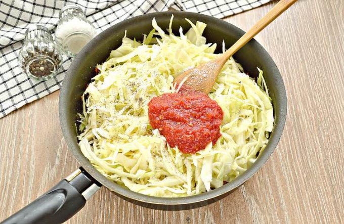 Капуста тушкована з фаршем на сковороді