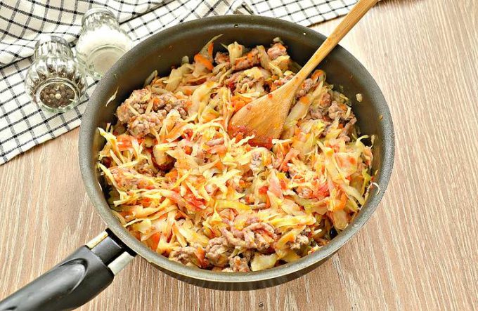 Капуста тушкована з фаршем на сковороді