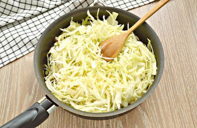 Капуста тушкована з фаршем на сковороді