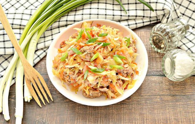 Капуста тушкована з фаршем на сковороді