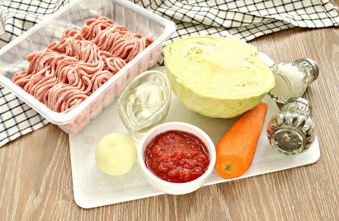 Капуста тушкована з фаршем на сковороді