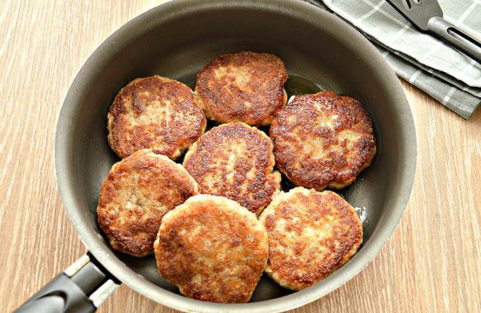 Капустяні котлети з фаршем на сковороді