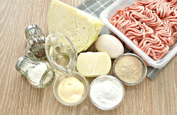 Капустяні котлети з фаршем на сковороді