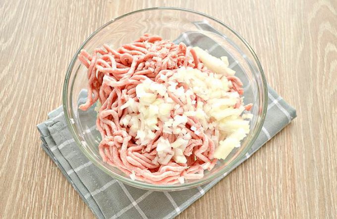 Капустяні котлети з фаршем на сковороді