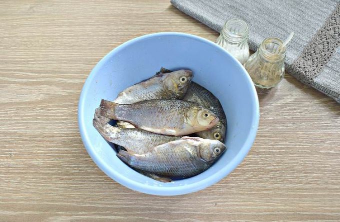 Карасі в сметанному соусі на сковороді