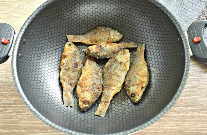 Карасі в сметанному соусі на сковороді
