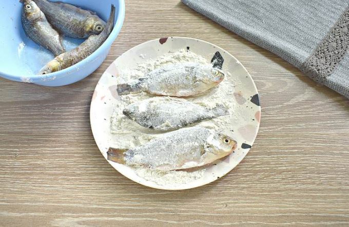 Карасі в сметанному соусі на сковороді