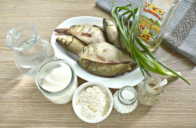 Карасі в сметанному соусі на сковороді