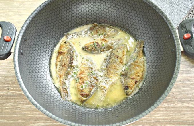 Карасі в сметанному соусі на сковороді