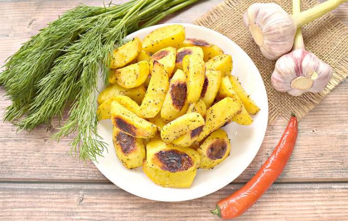 Картопля часточками з часником у духовці