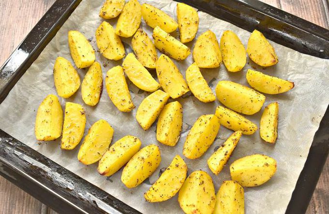 Картопля часточками з часником у духовці