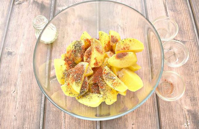 Картопля часточками з часником у духовці