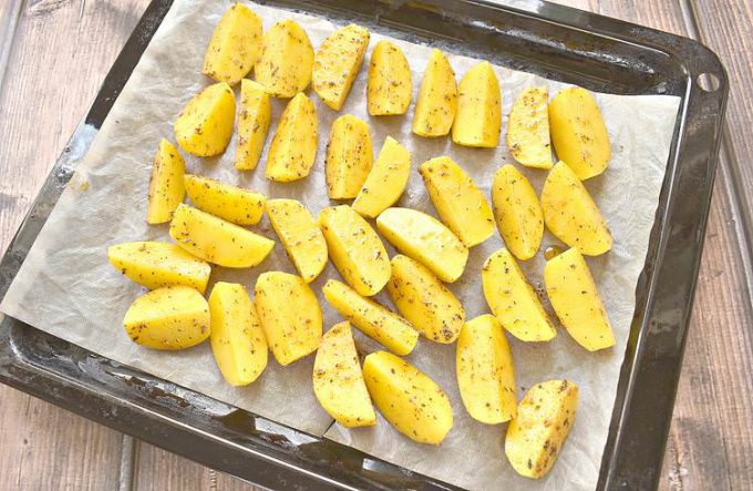 Картопля часточками з часником у духовці