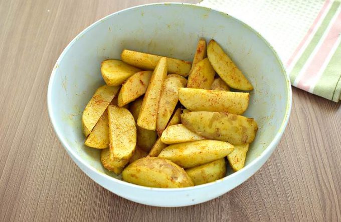 Картопля по-сільському на сковороді