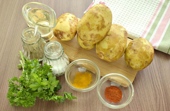 Картопля по-сільському на сковороді