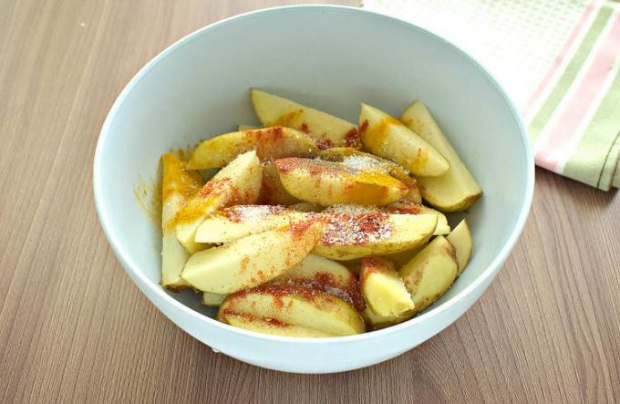 Картопля по-сільському на сковороді