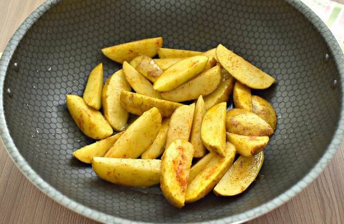 Картопля по-сільському на сковороді