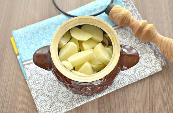 Картопля з грибами та куркою у горщиках