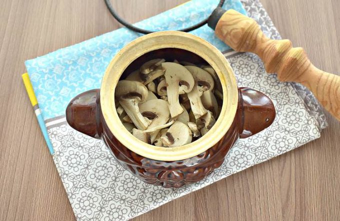 Картопля з грибами та куркою у горщиках