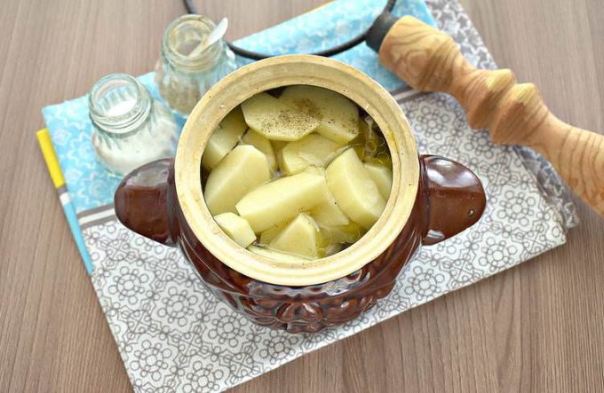 Картопля з грибами та куркою у горщиках