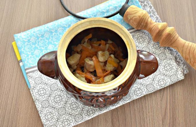 Картопля з грибами та куркою у горщиках