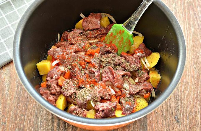 Картопля з курячою печінкою у мультиварці