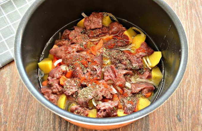 Картопля з курячою печінкою у мультиварці